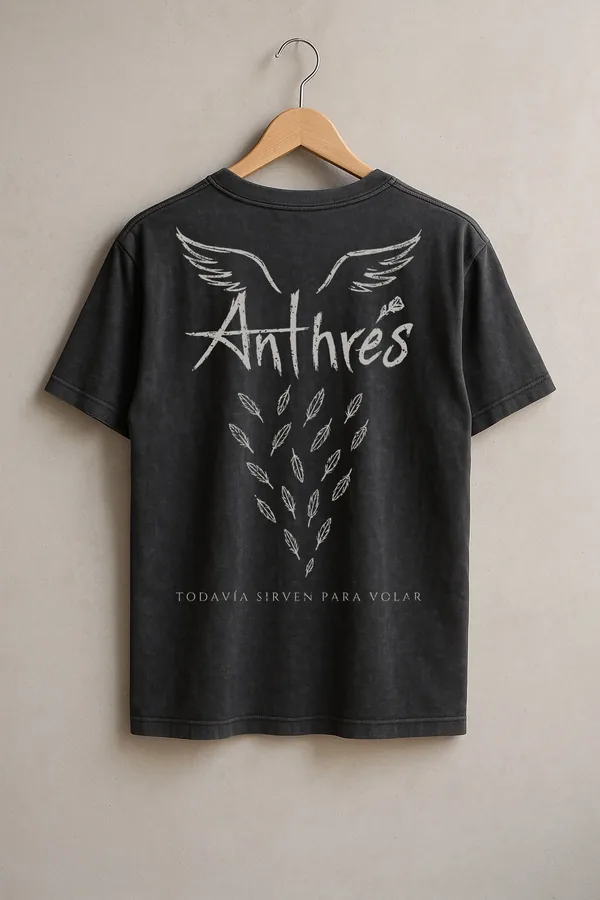 Playera negra de Anthrés con alas y la frase «Todavía sirven para volar» en la espalda