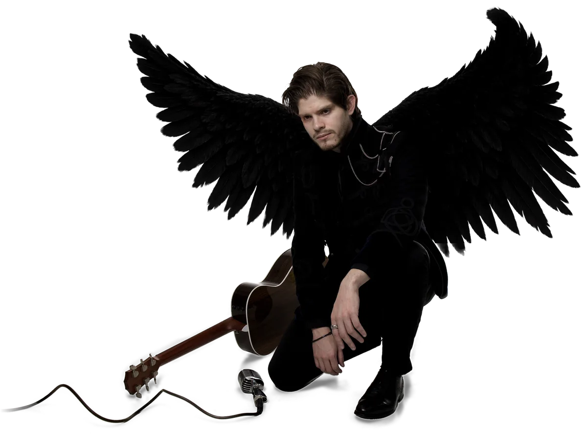 Anthrés hincado con alas negras abiertas, guitarra y micrófono en el piso