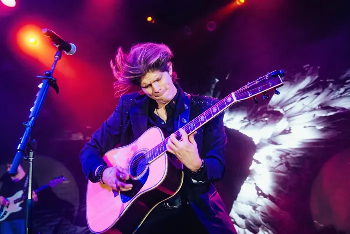 Anthrés tocando la guitarra con el pelo en movimiento