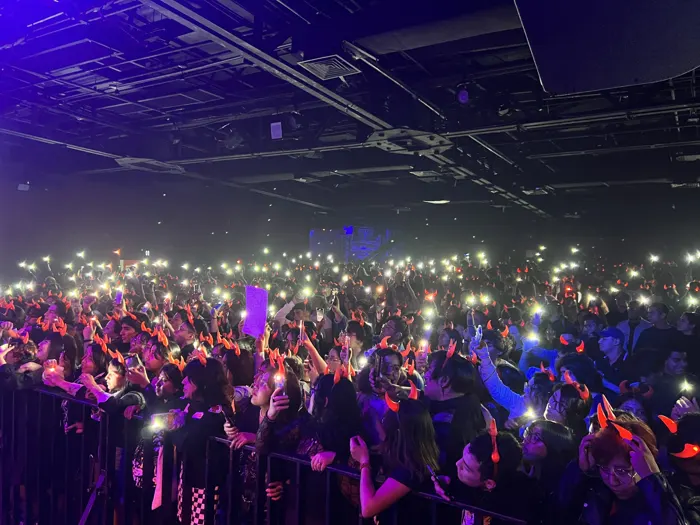 Público del Lunario con celulares encendidos