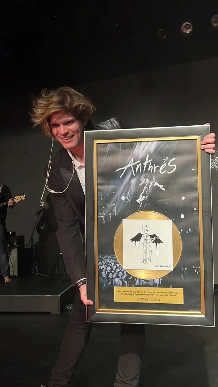 Anthrés con la placa conmemorativa del Lunario