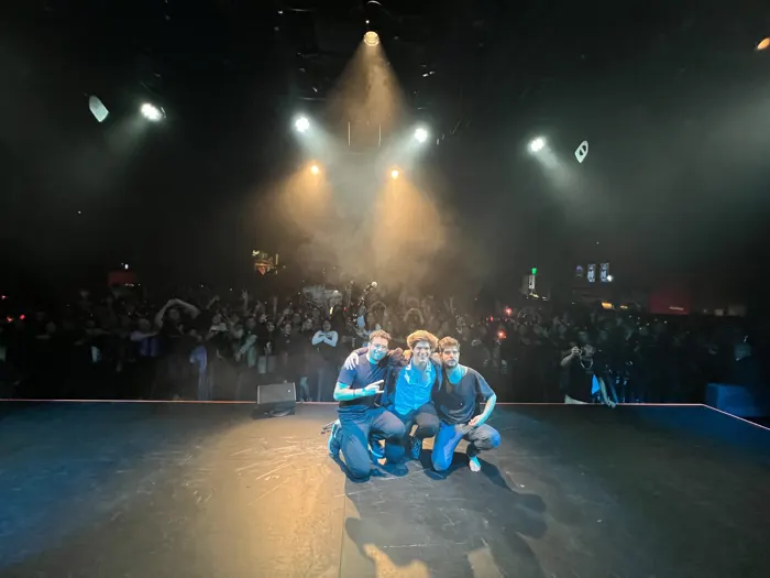 La banda agradece al público al final del show
