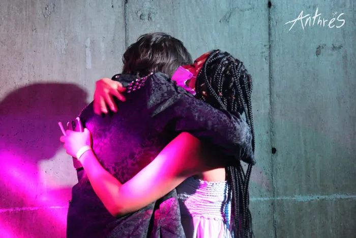 Anthrés abrazando a una fan en el Meet and Greet
