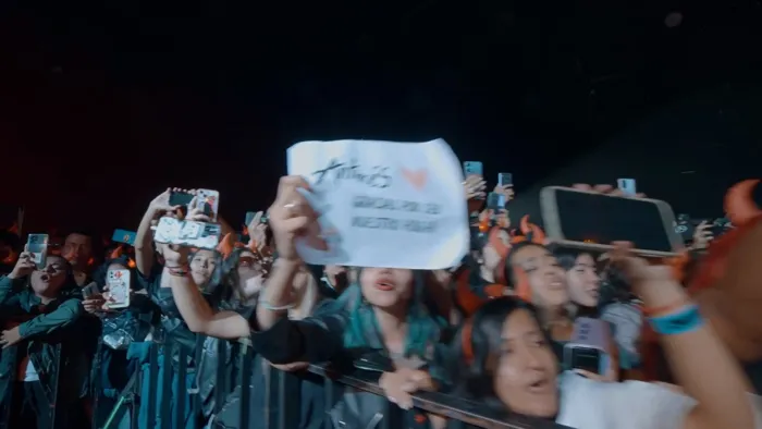 Fan levantando un cartel para Anthrés