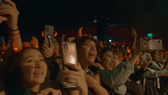 Fans grabando con el celular y cantando