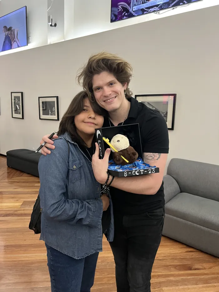 Fan abrazando a Anthrés con un regalo en el Meet and Greet