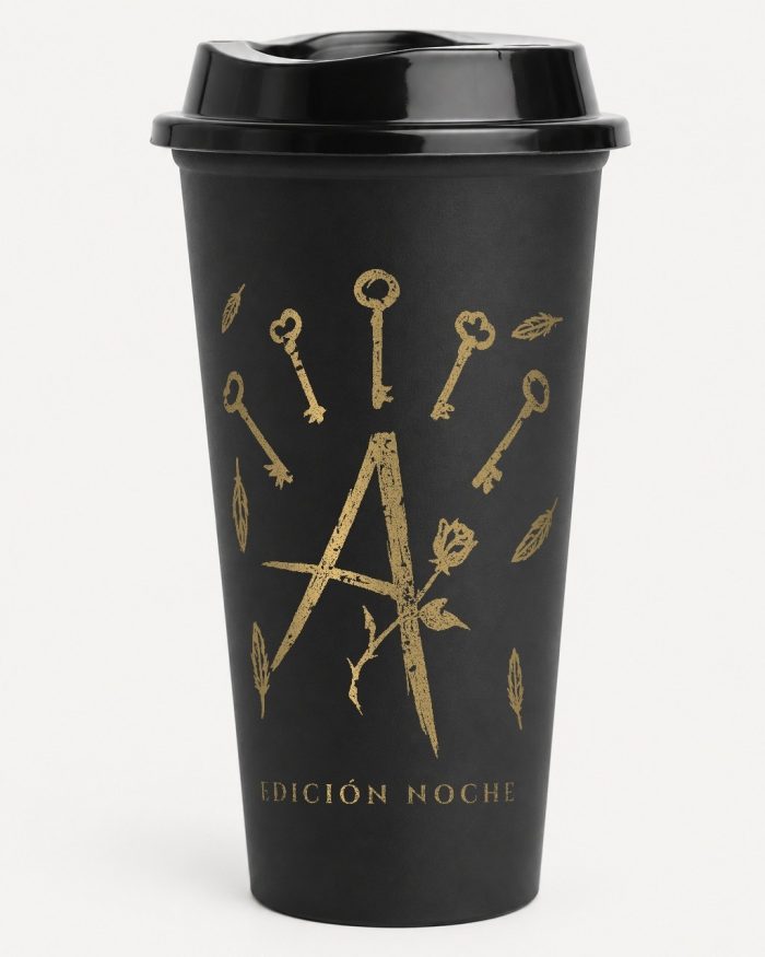 Vaso negro mate de Anthrés con tapa y emblema dorado: la A, la rosa y cinco llaves